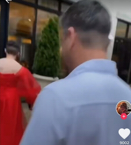 드레스 입은 게이 남학생을 따라가며 괴롭히는 의료기업 CEO [jacobgeittmann2 틱톡]